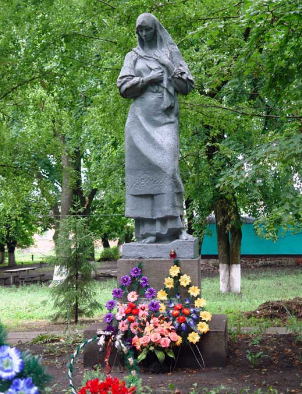 п. Дублянка Краснокутского р-на. Памятник, установлен на братской могиле, в которой похоронено 84 воина.