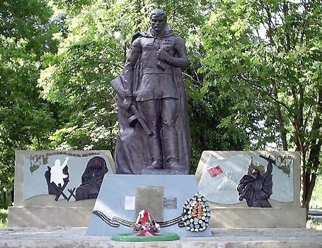 с. 1-я Староверовка Нововодолажского р-на. Памятник установлен на братской могиле, в которой похоронено 114 советских воинов