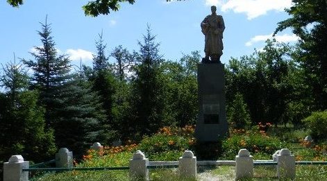 с. Покровка Коломакского р-на. Памятник установлен на братской могиле, в которой похоронено 198 воинов, погибших в боях за село