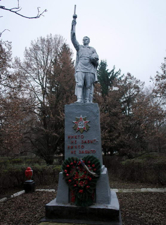 с. Конное Лозовского р-на. Памятник установлен на братской могиле, в которой похоронено 128 советских воинов