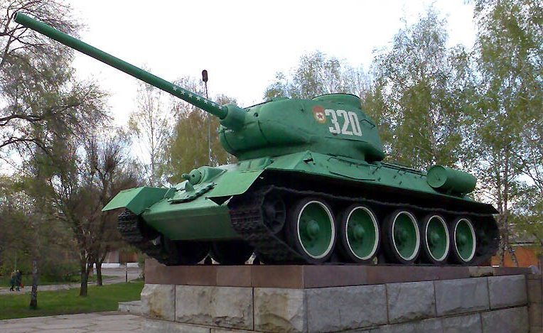 г. Красноград. Танк Т-34-85 установлен в центре города в честь воинов-освободителей