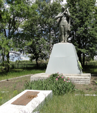 с. Винники Нововодолажского р-на. Памятник установлен на братской могиле, в которой похоронено 26 воинов