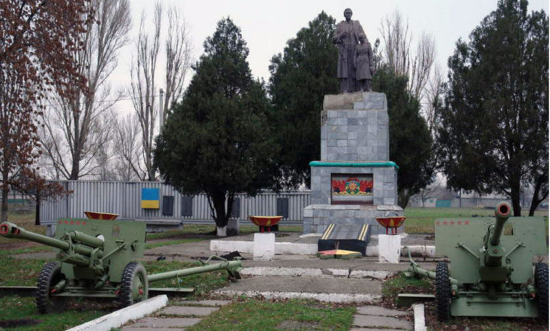 п. Краснопавловка Лозовского р-на. Памятник установлен на братской могиле, в которой похоронено 223 воина, погибших в боях за поселок