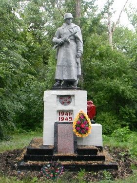 с. Гавриловка Нововодолажского р-на. Памятник установлен на братской могиле, в которой похоронено 20 воинов, погибших в боях за село