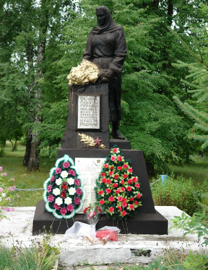 с. Качаловка Краснокутского р-на. Памятник установлен на братской могиле, в которой похоронен 71 советский воин