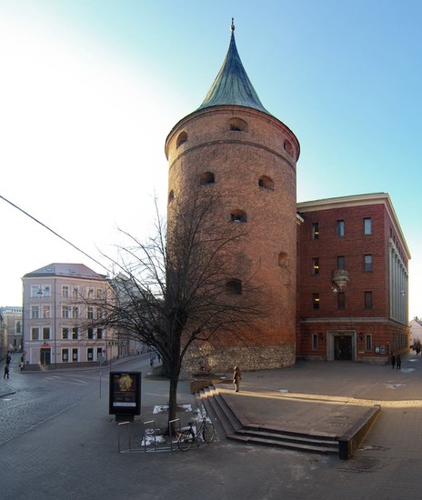 Пороховая башня и здание музея.
