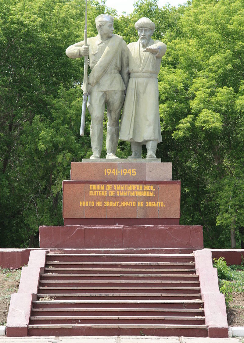 г. Атбасар Атбасарского р-на. Памятник в парке Победы землякам, погибшим в годы войны.