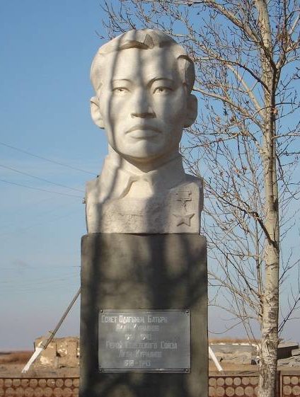 с. Косбармак Атбасарского р-на. Бюст Герою Советского Союза Курманову Акану, установленный в 1972 году.