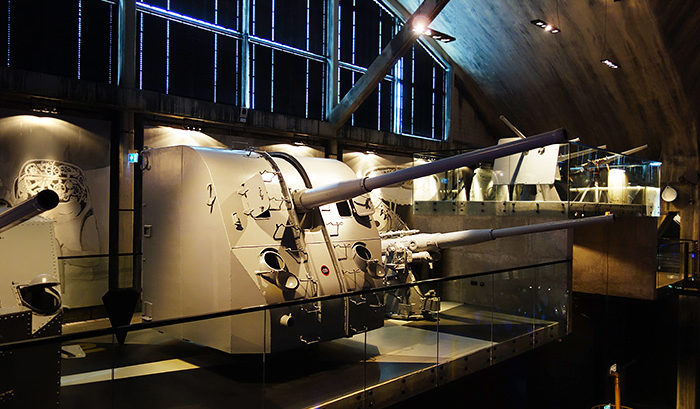 Зенитные корабельные орудия в музее.