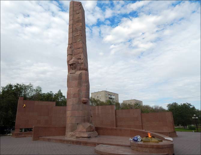 г. Актобе. 19-метровый гранитный обелиск Славы павшим актюбинцам в годы Великой Отечественной войны