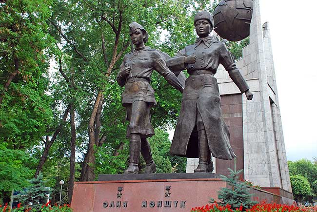 Скульптурная группа памятника.
