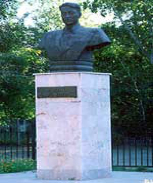г. Кокшетау. Бюст Герою Советского Союза М. Габдуллину был открыт в 1995 году у одноименного музея.