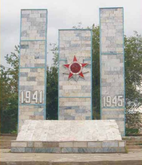 . Койлык Саркандского р-на. Памятник землякам, погибшим в годы Великой Отечественной войны, установленный в 1985 году.