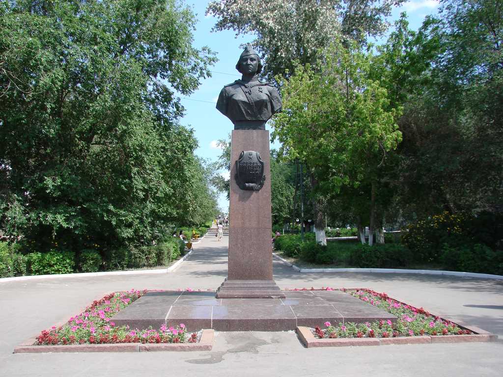 г. Актобе. Памятник Алии Молдагуловой