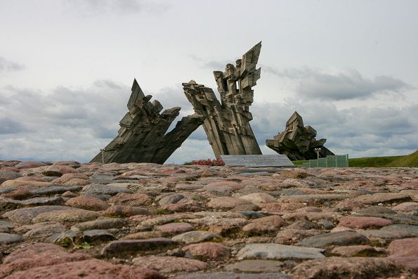 Памятник жертвам Холокоста.