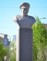 г. Кокшетау. Памятник-бюст дважды Герою Советского Союза Т. Бигельдинову, был установлен в 2000 году на Аллее Славы.
