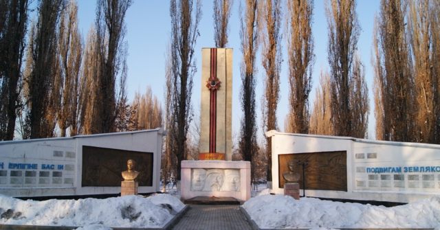 п. Карабулак Ескельдинского р-на. Памятник воинам, погибшим в годы Великой Отечественной войны.
