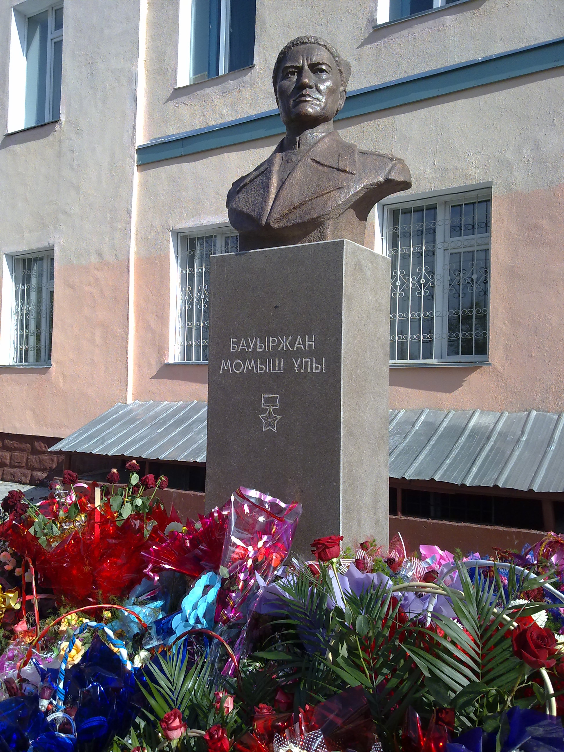 г. Талгар. Памятник Герою Советского Союза Бауыржану Момыш-улы был открыт в 2010 году на территории колледжа «Агробизнеса и менеджмента».