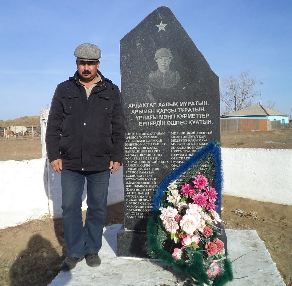 с. Чаган Бескарагайского р-на. Памятник землякам во дворе школы, погибшим в годы Великой Отечественной войны.