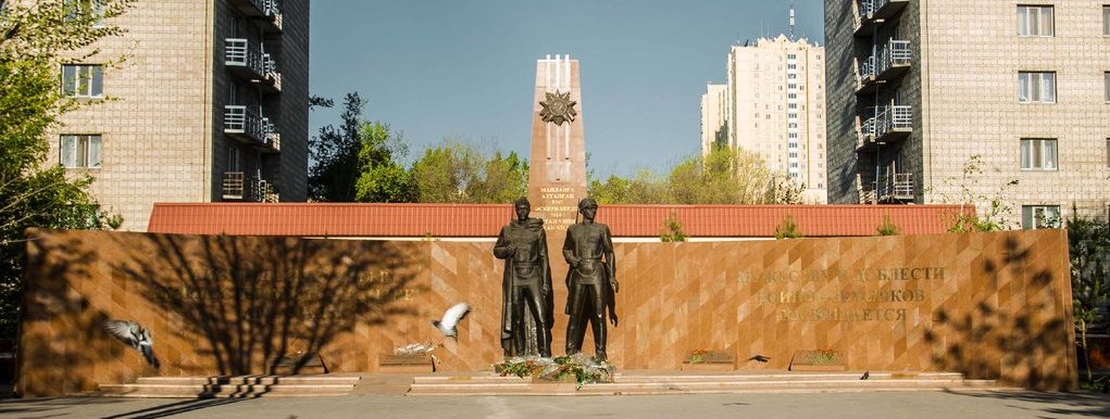 г. Астана. Общий вид памятника «Два солдата».