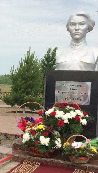 аул Булак Хобдинского р-на. Памятник Герою Советского Союза Алии Молдагуловой на ее родине.