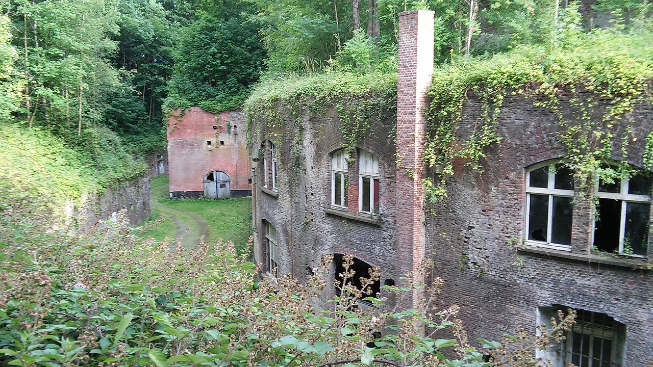Руины у крепостной стены.