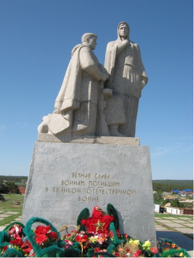 п. Зеренда Зерендинского р-на. Памятник павшим 680 воинам на войне, установлен в 1975 году.