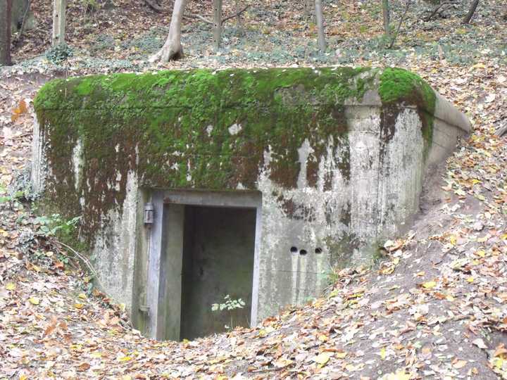 Бункера телефонных колодцев (chambre de connection).
