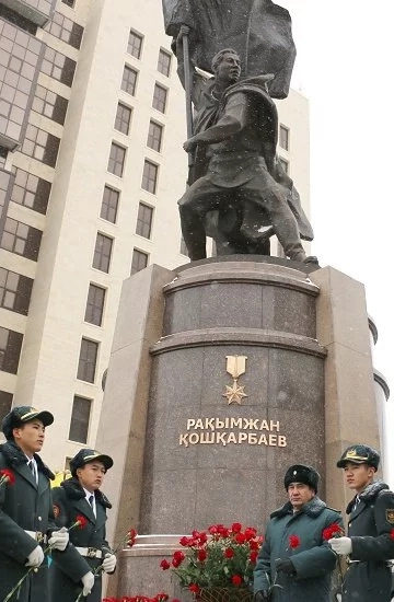 г. Астана. Памятник Рахимжану Кошкарбаеву.