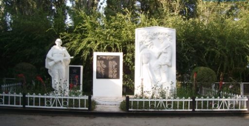 г. Шалкар Шалкарского р-на. Памятник, установленный возле школы, погибшим воинам в годы Великой Отечественной войны.