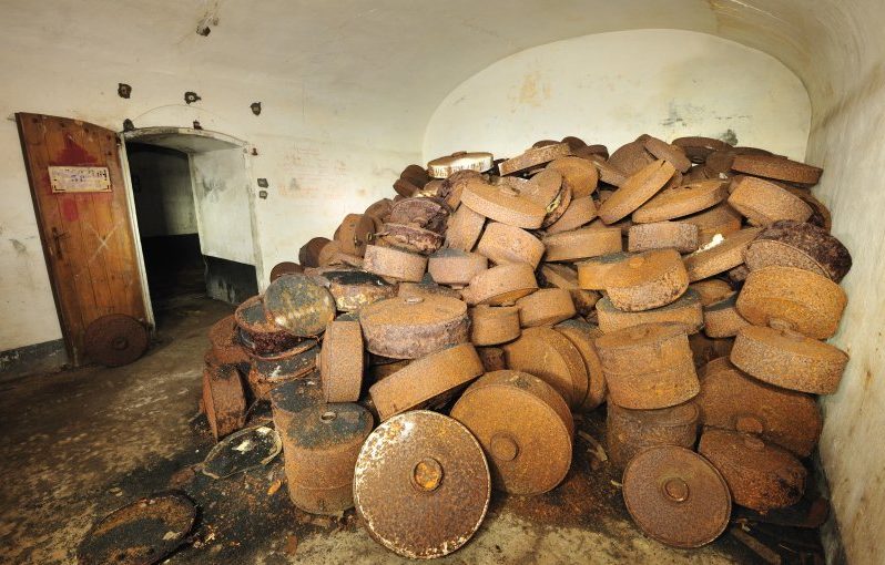 Свалка противотанковых мин в подвале форта.