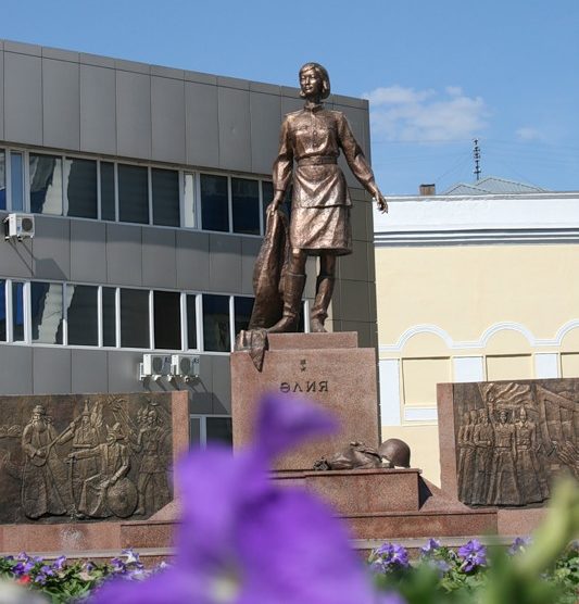 г. Астана. Памятник снайперу, Герою Советского Союза Алие Молдагуловой