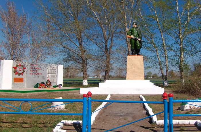 с. Степное Бородулихинского р-на. Памятник ветеранам Великой Отечественной войны.