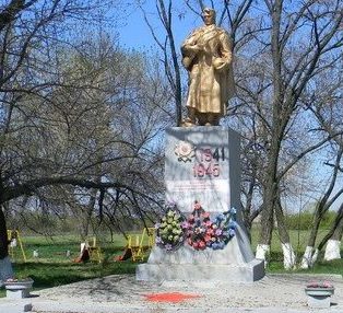 с. Базалеевка Чугуевского р-на. Памятник в центре села, установлен на братской могиле, в которой похоронено 34 советских воина, погибших в годы войны