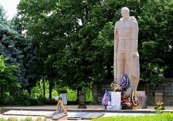 г. Криуляны. Памятник воинам, погибшим в годы Великой Отечественной войны