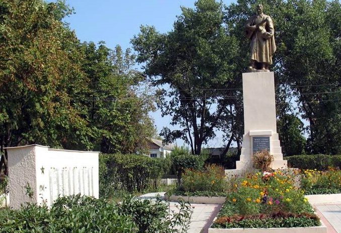 п. Рогань Харьковского р-на. Памятник установлен в 1954 году на братской могиле, в которой похоронено 900 советских воинов, погибших в годы войны