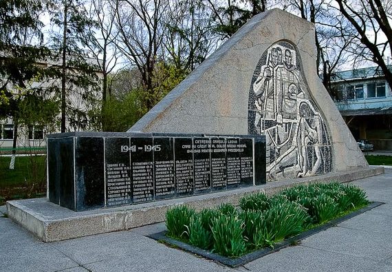 г. Леова. Памятник в честь освобождения города