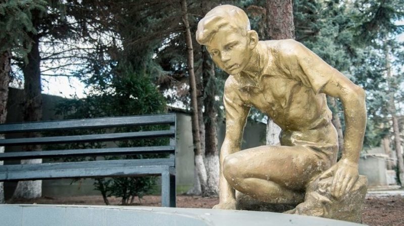 г. Рыбница. Памятник мальчику Вове, который в 1941 году спас от жажды трех красноармейцев, за что был заживо сожжен фашистами