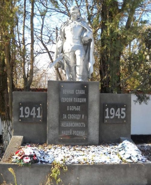 с. Ближний Хутор Слободзейского р-на. Памятник установлен на братской могиле, в которой похоронено 225 воинов