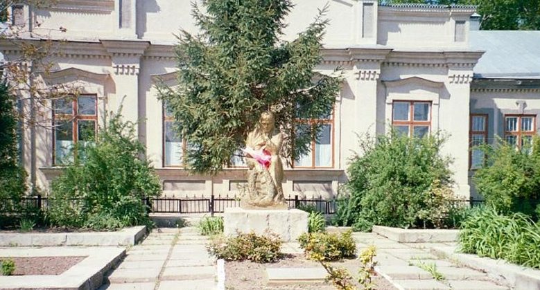 с. Варница Новоаненского р-на. Памятник на братской могиле, в которой захоронено 1056 воинов