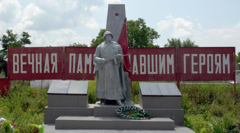с. Карагаш. Слободзейского р-на. Памятник на братской могиле, в которой похоронено 59 воинов
