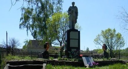 с. Терновая Харьковского р-на. Памятник установлен на братской могиле, в которой похоронено 253 советских воина, погибших в годы войны