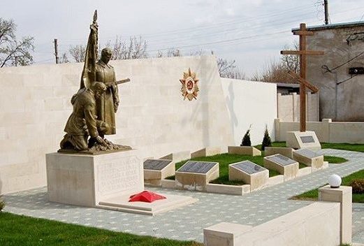 с. Делакеу Новоаненского р-на. Мемориал на братской могиле, в которой захоронен 121 воин