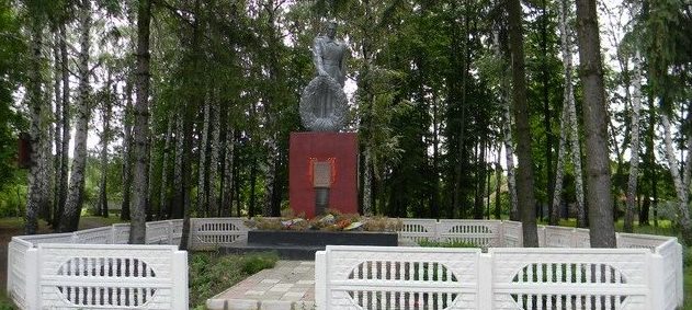 п. Ударное Харьковского р-на. Памятник установлен на братской могиле, в которой похоронено 50 советских воинов