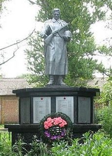 п. Фрунзе Харьковского р-на. Памятник в центре поселка, установлен на братской могиле, в которой похоронено 650 советских воинов, погибших в годы войны