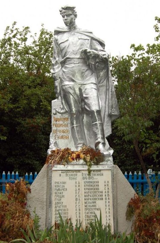 с. Новотроицкое Новоаненского р-на. Памятник на братской могиле 13 погибших односельчанам