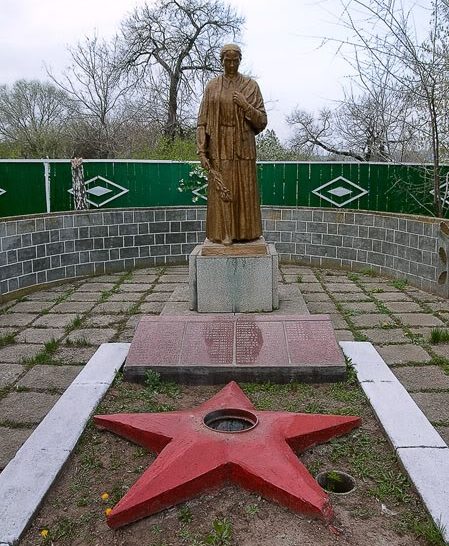 с. Пугачены Новоаненского р-на. Памятник на братской могиле, в которой захоронено 980 воинов