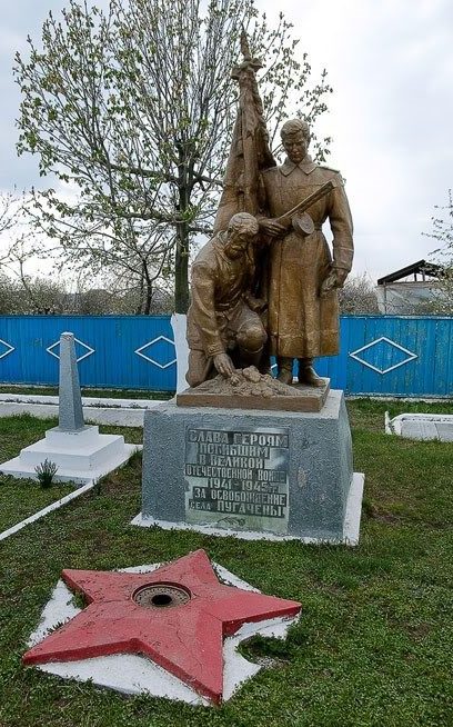 с. Пугачены Новоаненского р-на. Памятник на братской могиле, в которой захоронено 1600 воинов