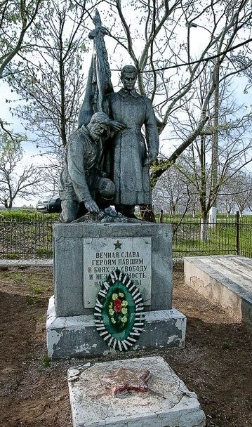 с. Спея Новоаненского р-на. Памятник установлен на братской могиле, в которой захоронено 816 воинов