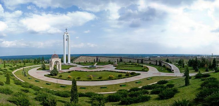 с. Шерпены Новоаненского р-на. Общий вид на мемориальный комплекс «Шерпенский плацдарм»